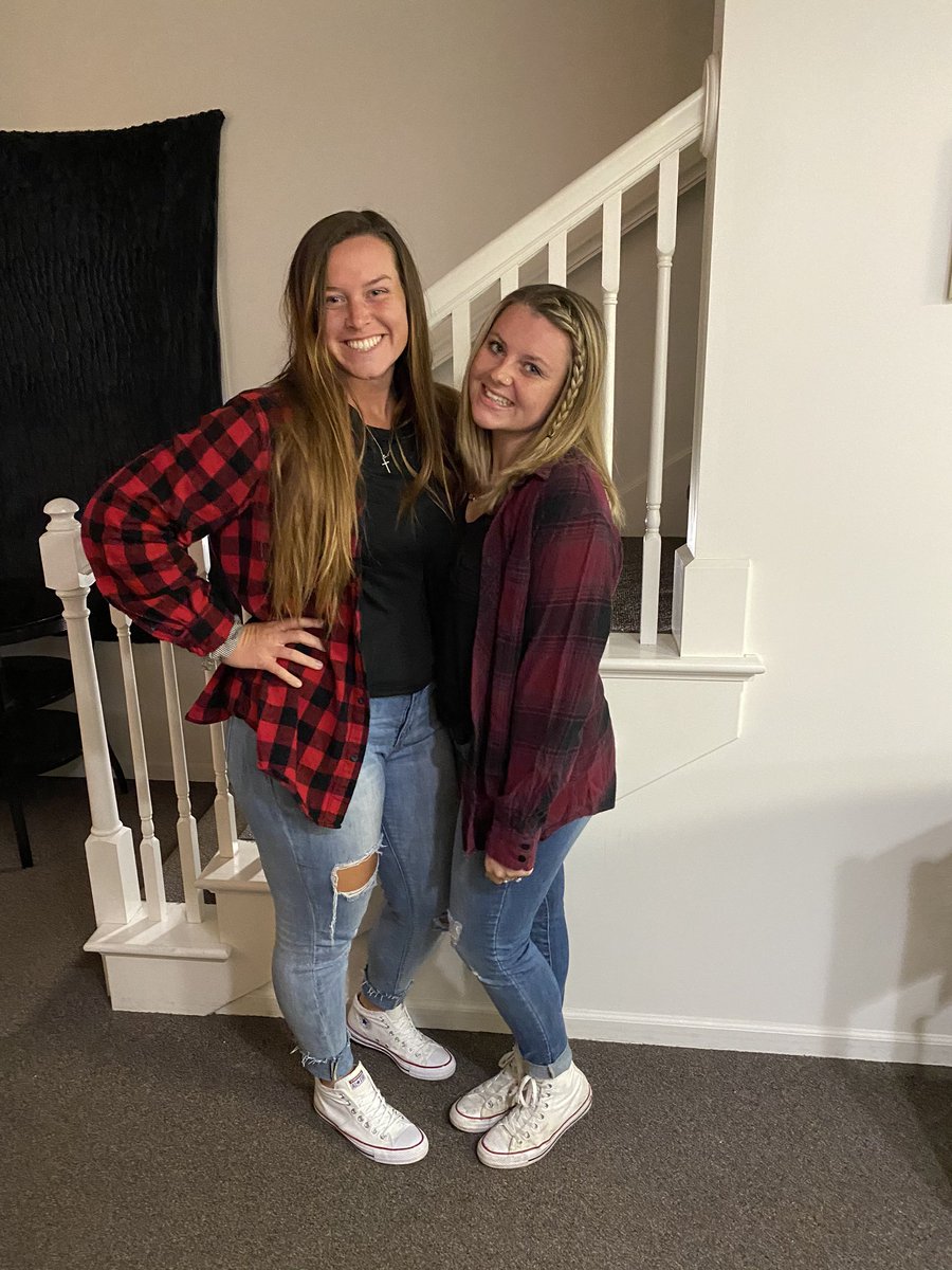 msjordan126's tweet photo. Twinning is winning this Monday morning #TeacherByTrine #SeniorFSOE https://t.co/ojAdFDeSRl