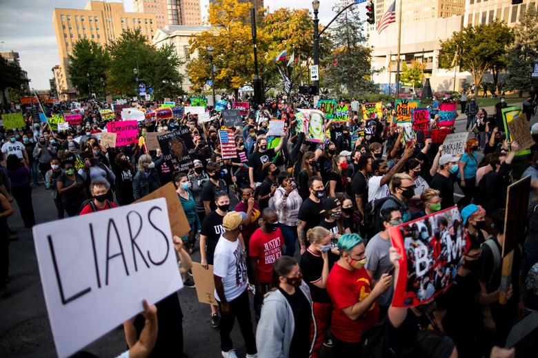 escondidos's tweet photo. Protests in #Louisville after #BreonnaTaylor ruling https://t.co/RpFDDAFQMp