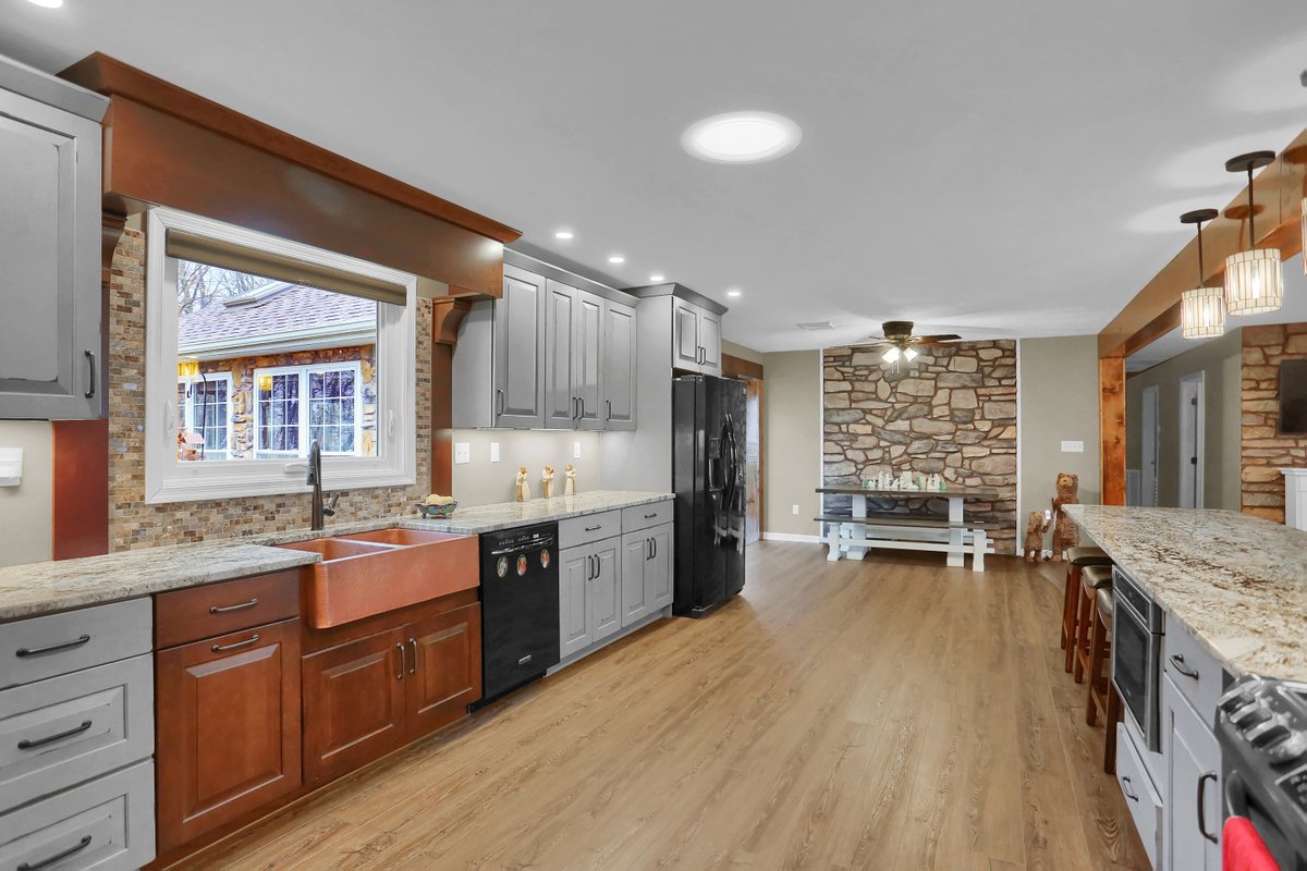 CBCbuilt's tweet image. An open concept kitchen the Creative Building Concepts created a while back. Wouldn't you just love a huge, open kitchen like this?