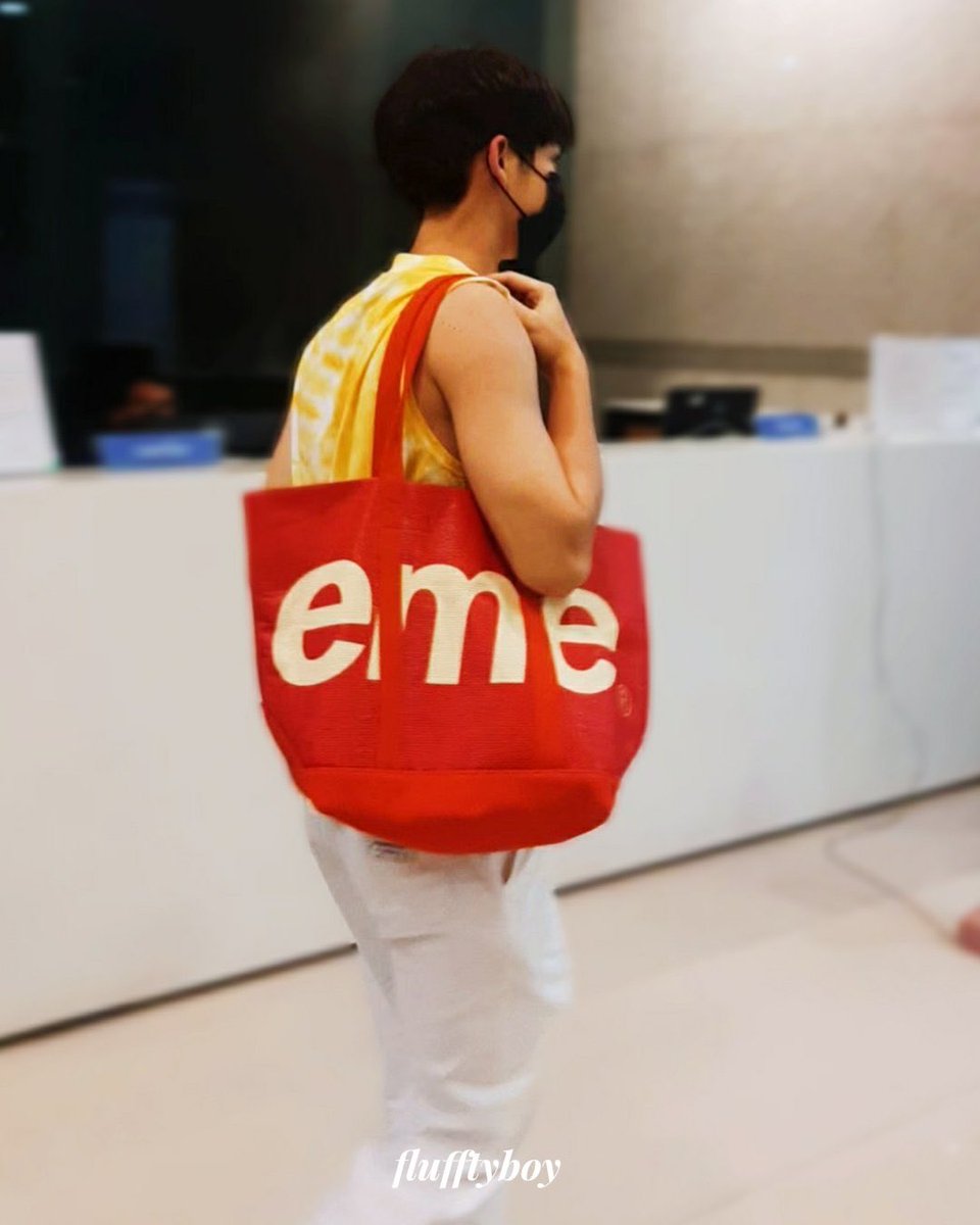 BrightTay using the same supreme tote bag AND face scanning at the gmmtv lobby. the resemblance is so uncanny   #Tawan_V  #bbrightvc