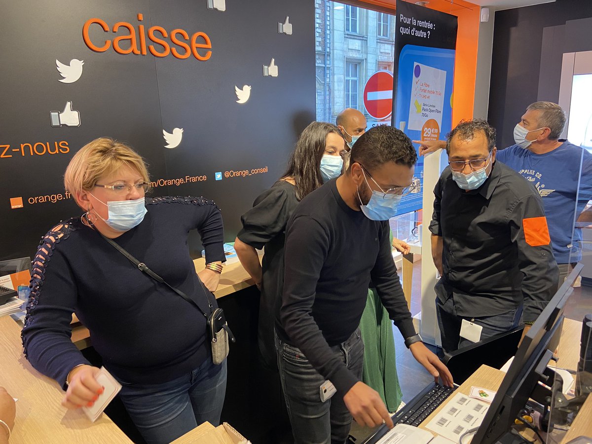 manuelmartin_fr's tweet image. Journée de formation au top à Arras ! Merci @Younesss59 et l’équipe
🌎 Nouvelle caisse qui marque notre engagement pour l’environnement avec le e-ticket
⏱ Retrait Express pour enrichir le parcours omnicanal de nos clients web vers les boutiques
#rse #human #digital #orange