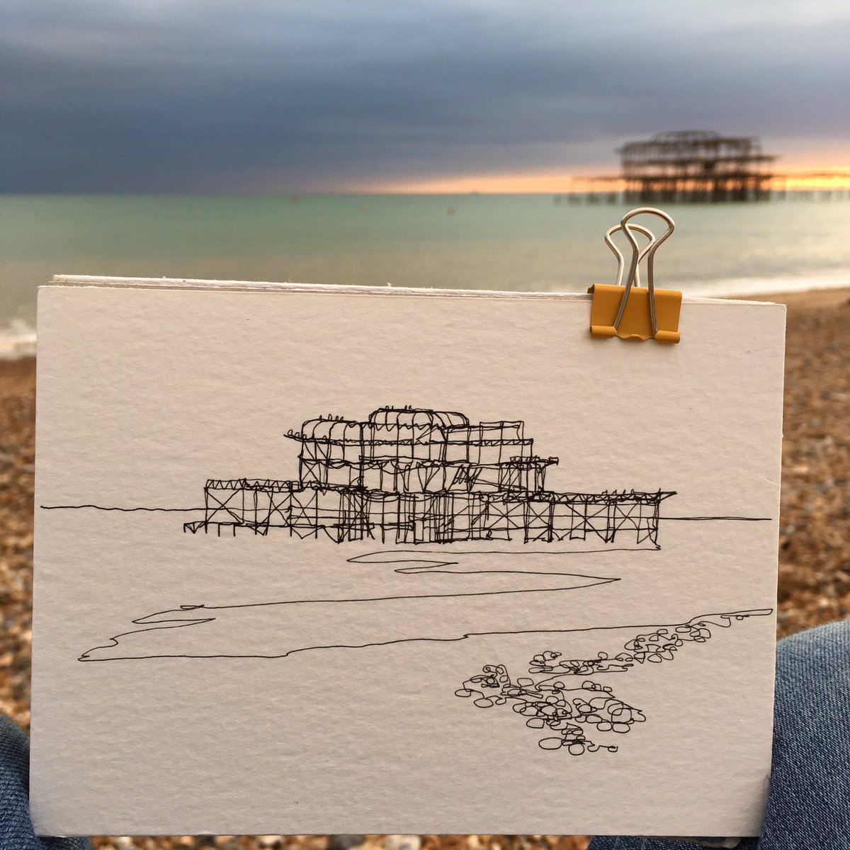 lyndseysmithart's tweet image. I finished the day yesterday sketching at sunset #onecontinuousline @WestPierTrust