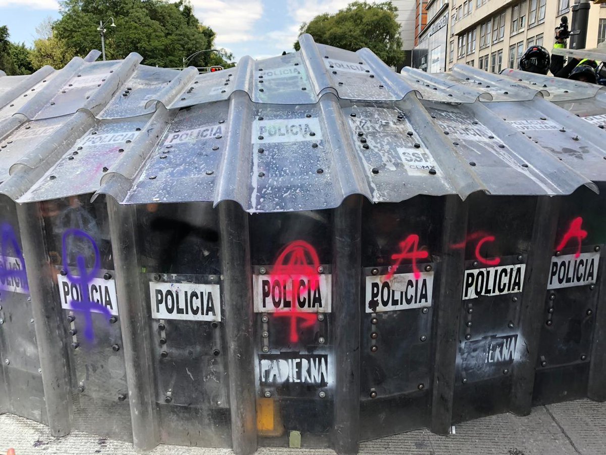 Policías y feministas se enfrentan en marcha  #28S; uniformadas impidieron su paso al Zócalo en  #CDMX.Lee más:  https://www.animalpolitico.com/2020/09/policias-feministas-se-enfrentan-marcha-zocalo/ Fotos:  @iartetam.