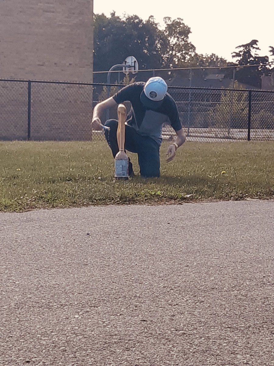 Happened upon some outdoor learning today. <a href="/MKrstovic/">Mirjan Krstovic</a> doing a fun experiment with his science class . So fun that it peaked the interest of a Sr.English class using the outdoor classroom who then got in on the action. Great opportunity for cross curricular engagement! <a href="/KAEdwards1/">K A Edwards🇺🇦</a>