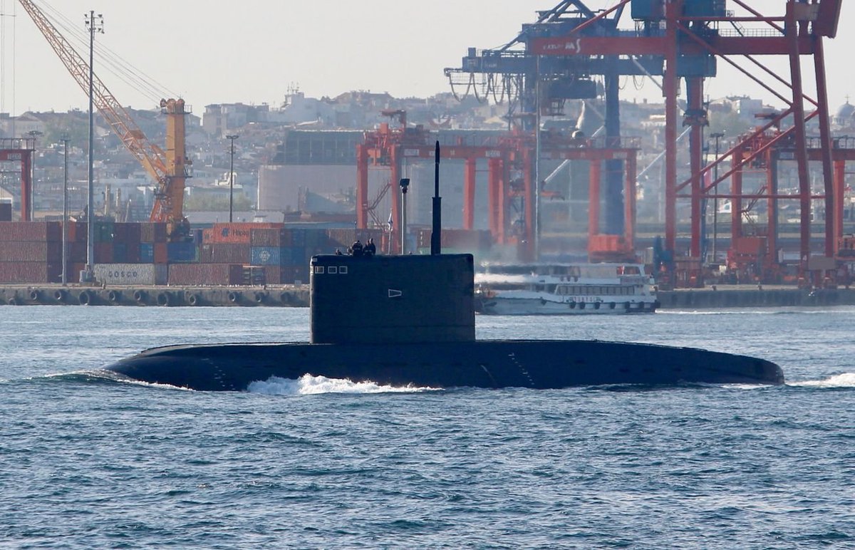 27) En el caso de los submarinos, más allá del papel, la diferencia es también inmensa. La flota china sigue dependiendo de un gran número de SSK de generaciones ya superadas, aunque trabajan con afán en nuevos SSN y se han convertido en exportadores de submarinos convencionales.
