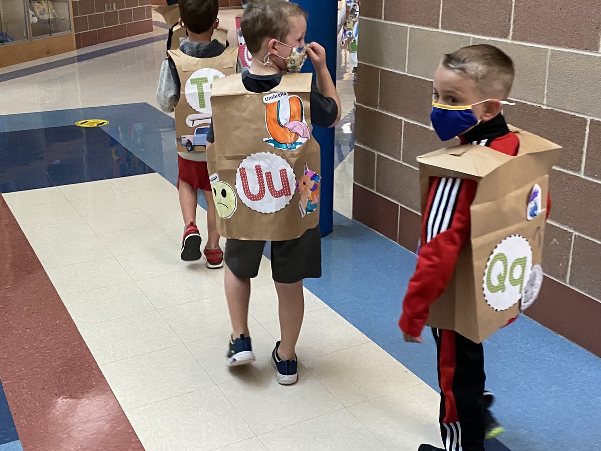 DyslexicNinja26's tweet photo. Kinder ABC parade @CiboloCreekES @krista_1212 @BoerneISD @TommyHungate Great job little cubs!!! https://t.co/384JGYAa5d