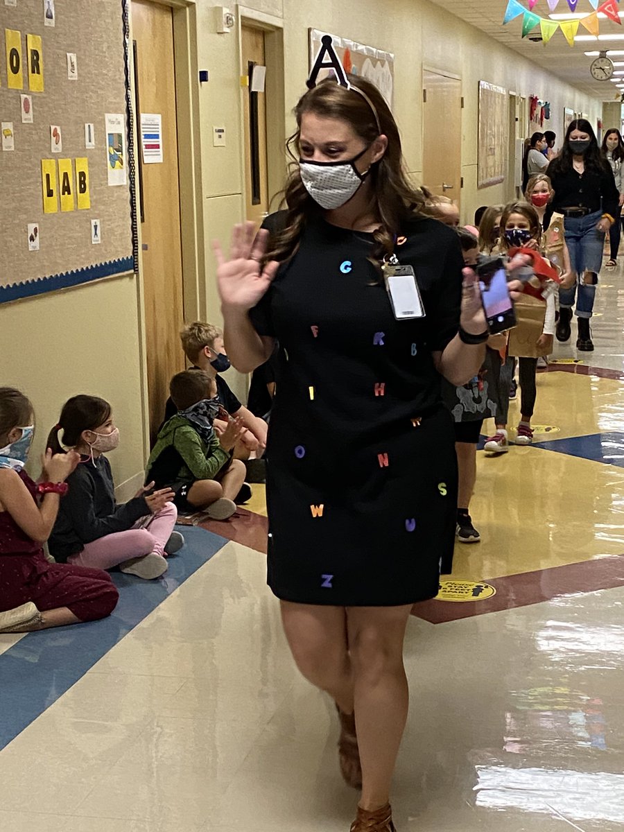 DyslexicNinja26's tweet photo. Kinder ABC parade @CiboloCreekES @krista_1212 @BoerneISD @TommyHungate Great job little cubs!!! https://t.co/384JGYAa5d