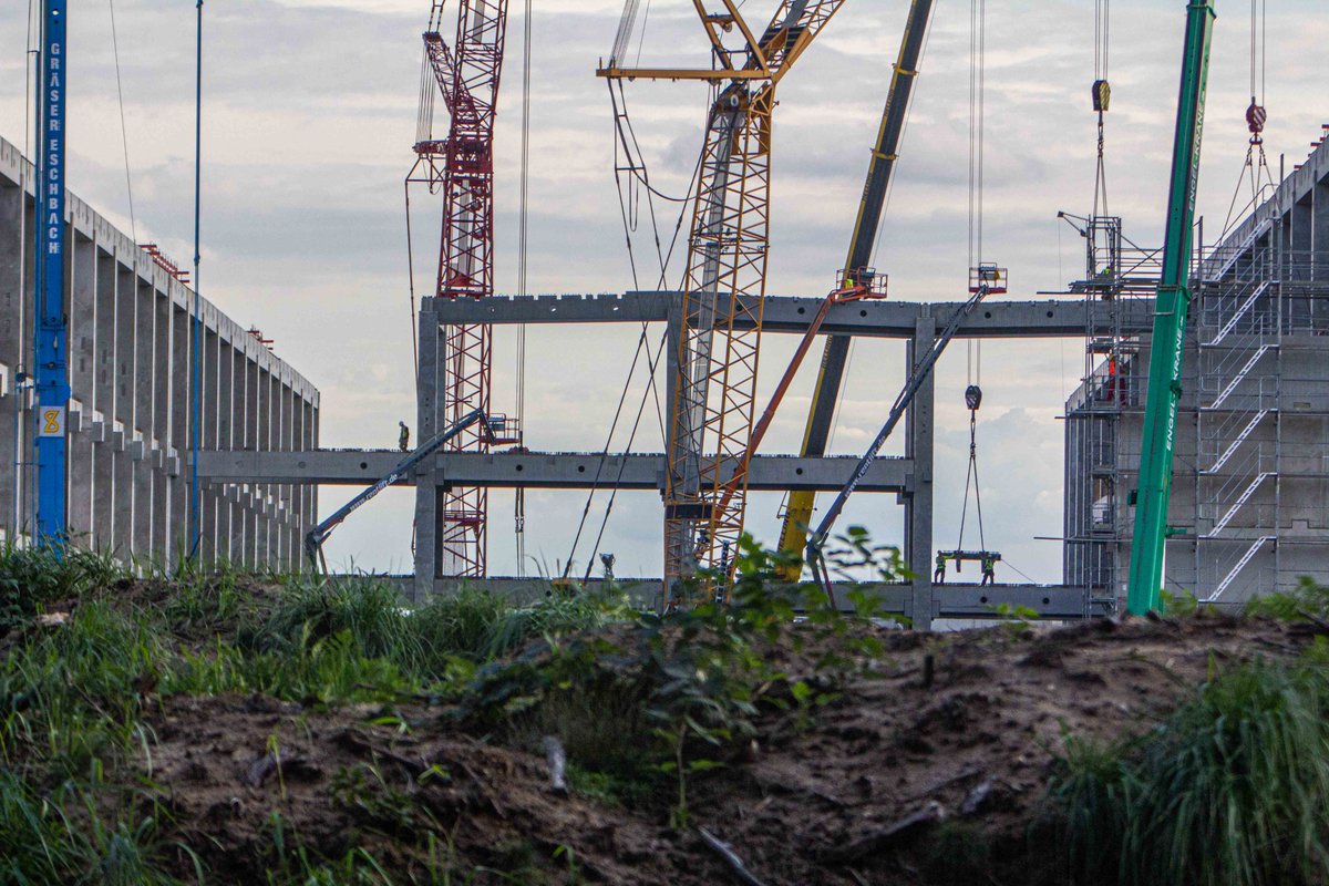 gigafactory_4's tweet photo. Spent a few hours at the #GigaBerlin site. Here is what I got. 

1. The already mentioned tent north of the paint building. 
2. Interconnection between e&amp;w paint buildings.
3. Set up switchyard (circuit breaker?).
4. Drive Unit-evening sky.

For lot more:
https://t.co/e7dXeOAIBp https://t.co/KSjZ5YZ5uf