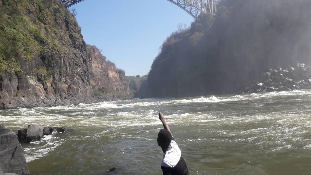 keithmmweemba's tweet photo. Aka, iyee ako kabanyoli !
#VictoriaFalls
#Boilingpot 
#DiscoverZambia https://t.co/tRJcjJmcuH