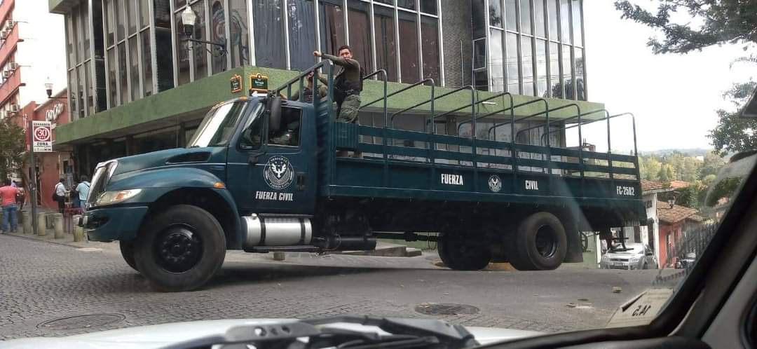 RegedhemAC's tweet photo. Así utiliza @CuitlahuacGJ la fuerza civil y la Policía estatal @SP_Veracruz para reprimir a las mujeres. Vergüenza Nacional https://t.co/AupVLwbf7F