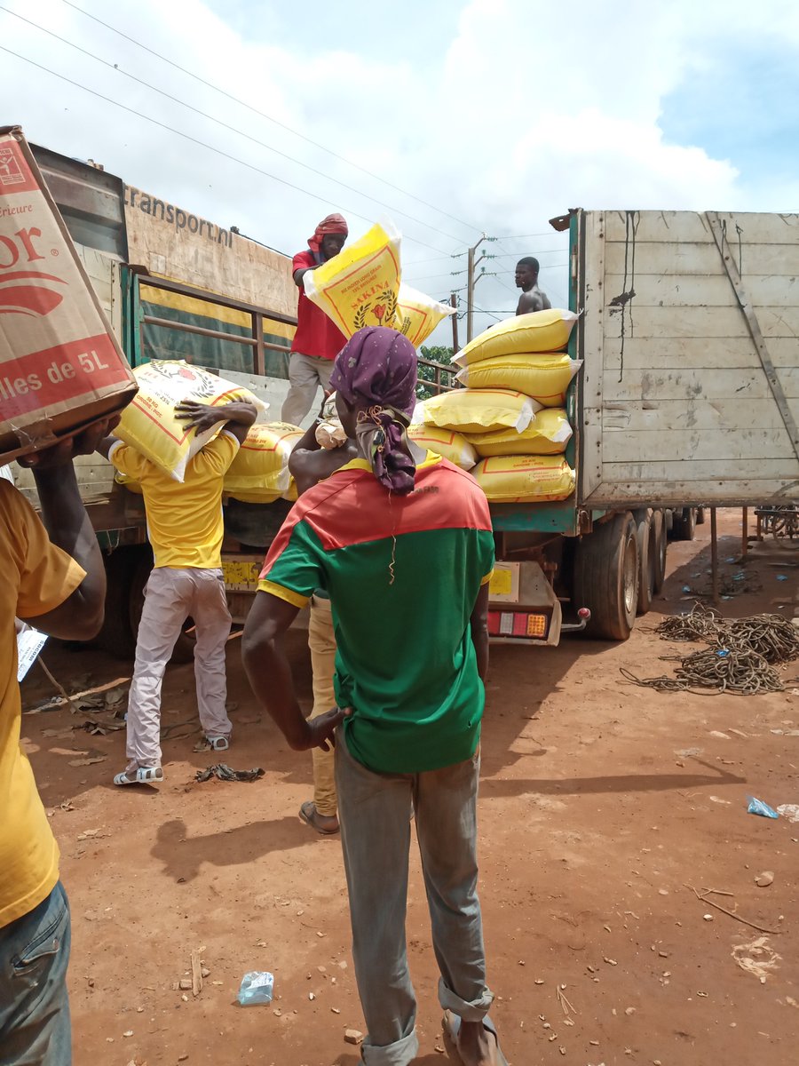 ConvoyofHope's tweet photo. In a #COVID19 world, where we are encouraged to stay home, being displaced is incredibly difficult. Thanks to your #kindness, we continue to help people like those in Burkina Faso, where we recently distributed relief supplies to 500 displaced families. https://t.co/pN7vCHtPJ3