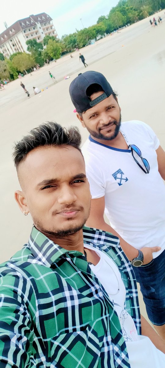 दोस्ती से बड़ी कोई जागीर नहीं होती, इससे अच्छी कोई तस्वीर नहीं होती, एक प्यार का नाज़ुक सा धागा है दोस्ती, फिर भी इससे पक्की कोई ज़ंजीर नहीं होती !