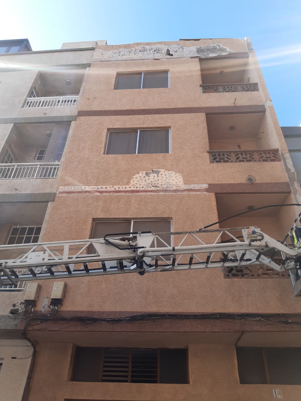 Bomberos de Tenerife en Twitter: "🔴Un operativo del Parque de #BomberosTF de Santa Cruz 🚒👨‍🚒 intervino esta tarde en la zona del puerto de Güímar limpiando la fachada de un edificio en el que se estaban cayendo cascotes. https://t.co/CGQlx2mVJY" / Twitter