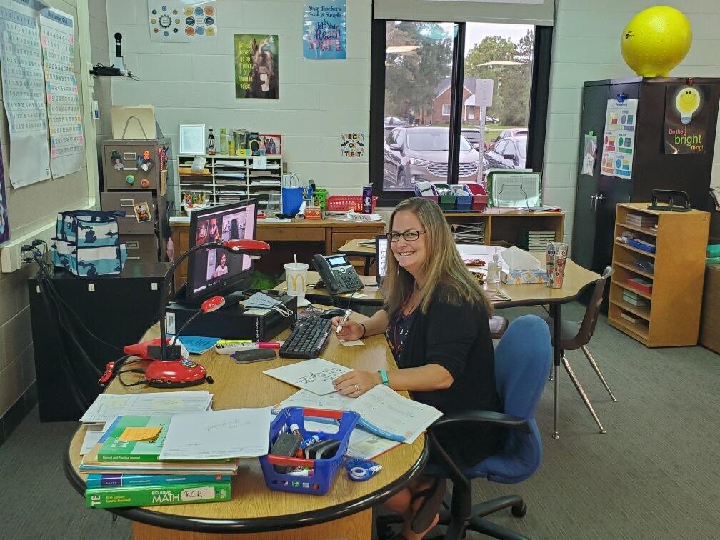 johnsonjayhawks's tweet photo. @johnsonjayhawks teachers in action @LivoniaDistrict #livoniapride https://t.co/E5XIN15pST