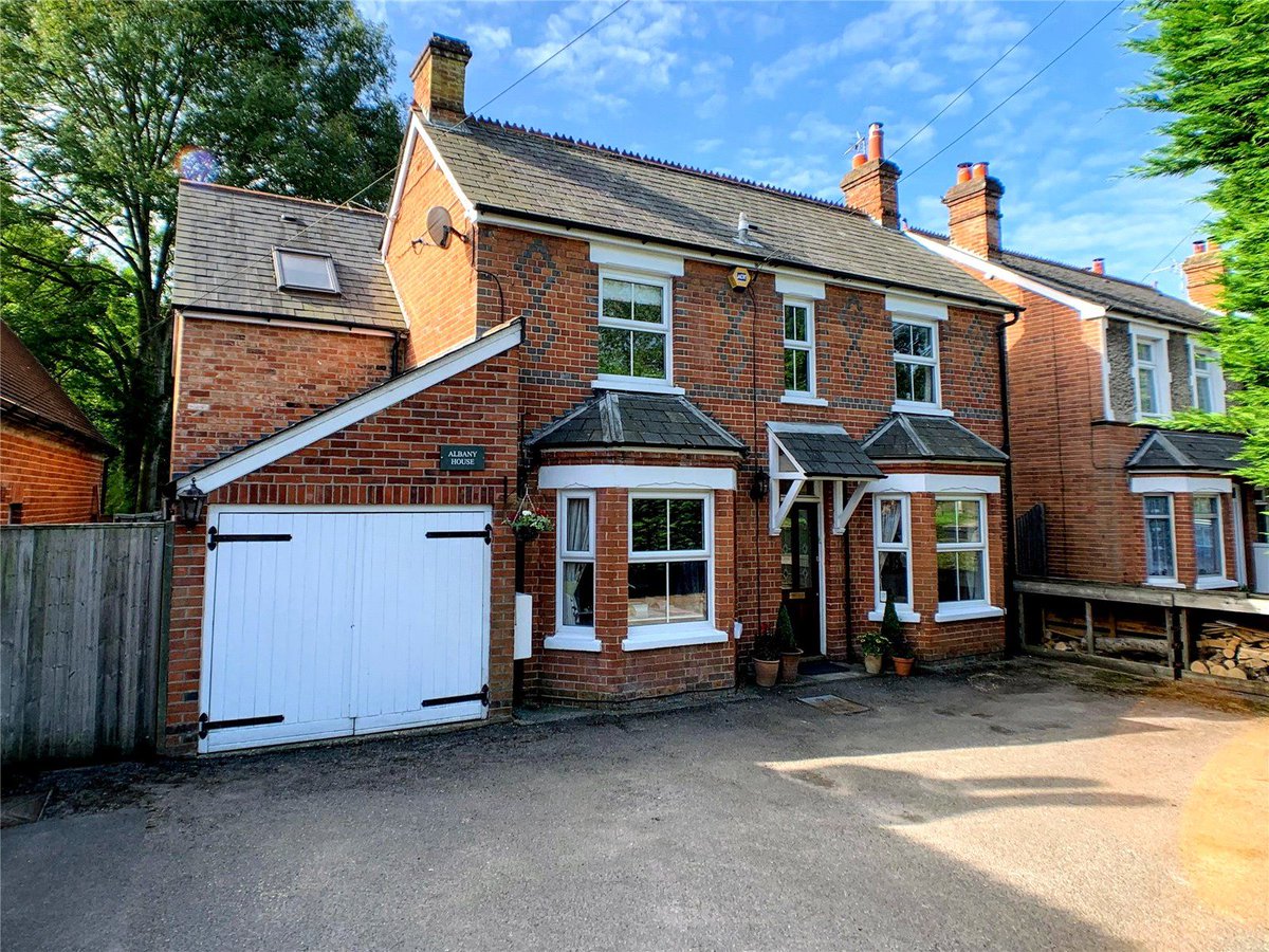 parkerstheale's tweet photo. Lovely way to start a week. Delighted to have sold this handsome home in Woolhampton for full asking price.

If you would like to know what your home is worth please click on the below link to arrange a valuation.

https://t.co/lAobsP1PU4 https://t.co/pYJGJ28F18