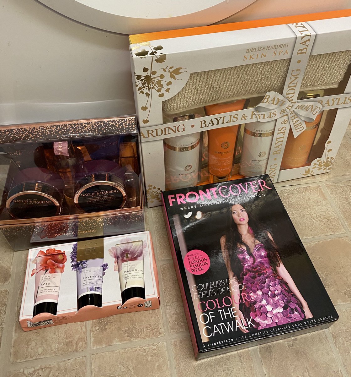 CRADLECornwall's tweet photo. These raffle prizes keep getting better and better - loving the make up π
Thank you to my Auntie for these gorgeous items π₯° #makeupsetup #raffle #raffleprizes #giftsets #handcream #prizes #donated #pampering #gottabeinittowinit https://t.co/idO85Ki0xW