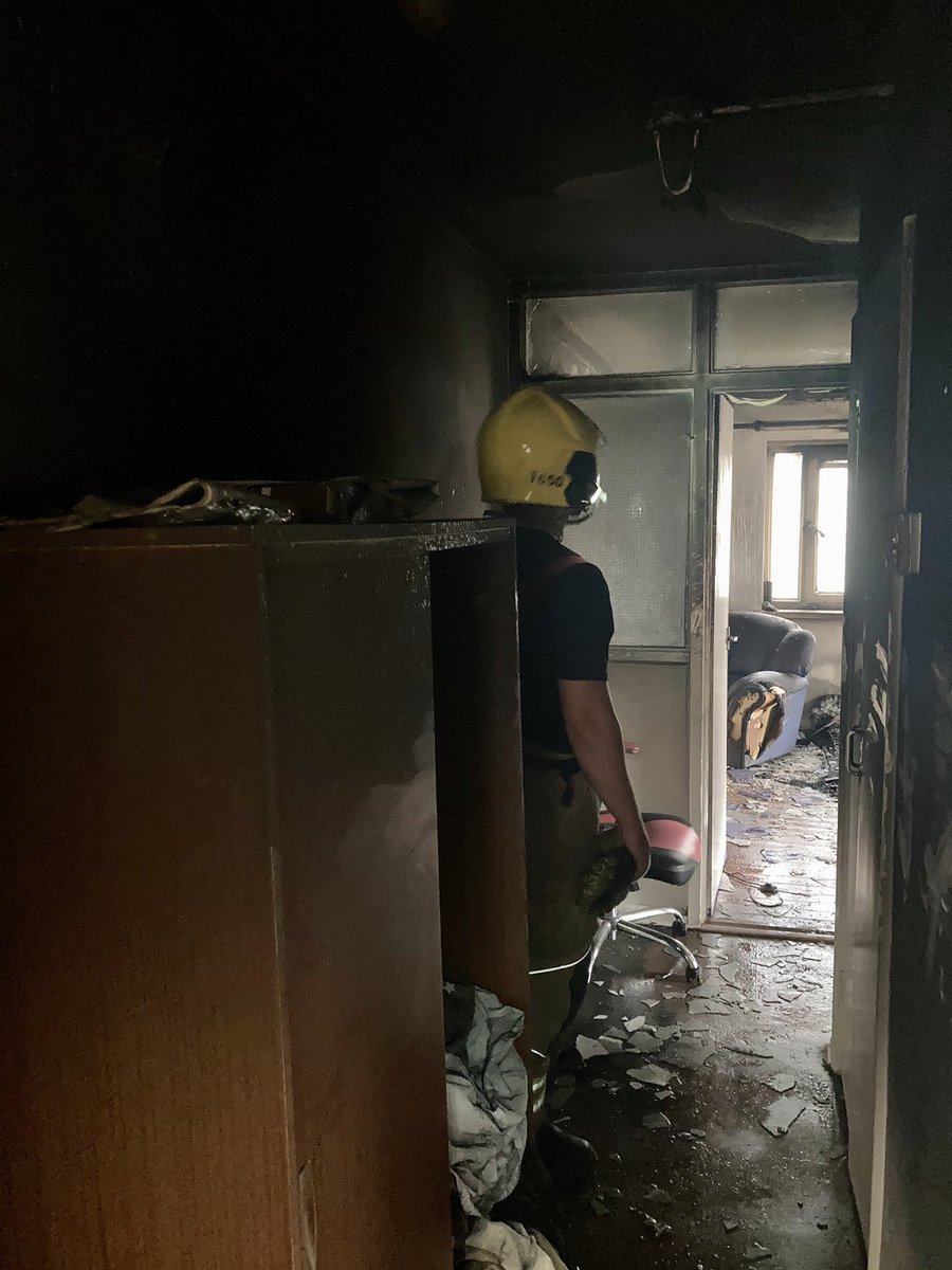 Hightown56's tweet photo. #Whitewatch on P7 and P4 have attended a flat fire in #Thornhill, 2 BA, 1 hose reel & 1 jet used to extinguish🔥A quick reminder to keep your doors shut when you leave your property and when you got to bed - one open door exposes the whole place to smoke damage #keepitshut 🏠 https://t.co/1gdc1xH9qk