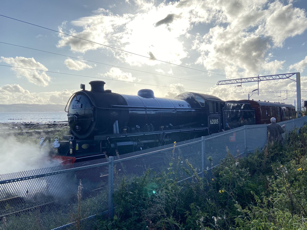 Hogwarts Express through Helensburgh tonight 🚂 #hogwarts #HarryPotter