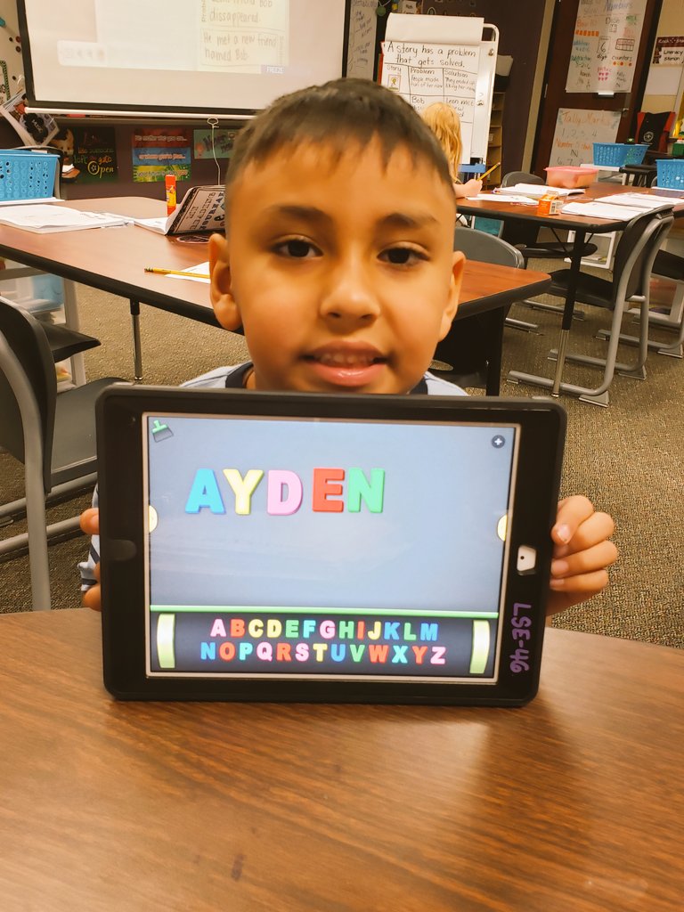 MsRoss_LSE's tweet image. Incorporating technology into small groups! So much easier and more fun for my kiddos! #MagneticLetter #NamePractice #LetterID #SmallGroup