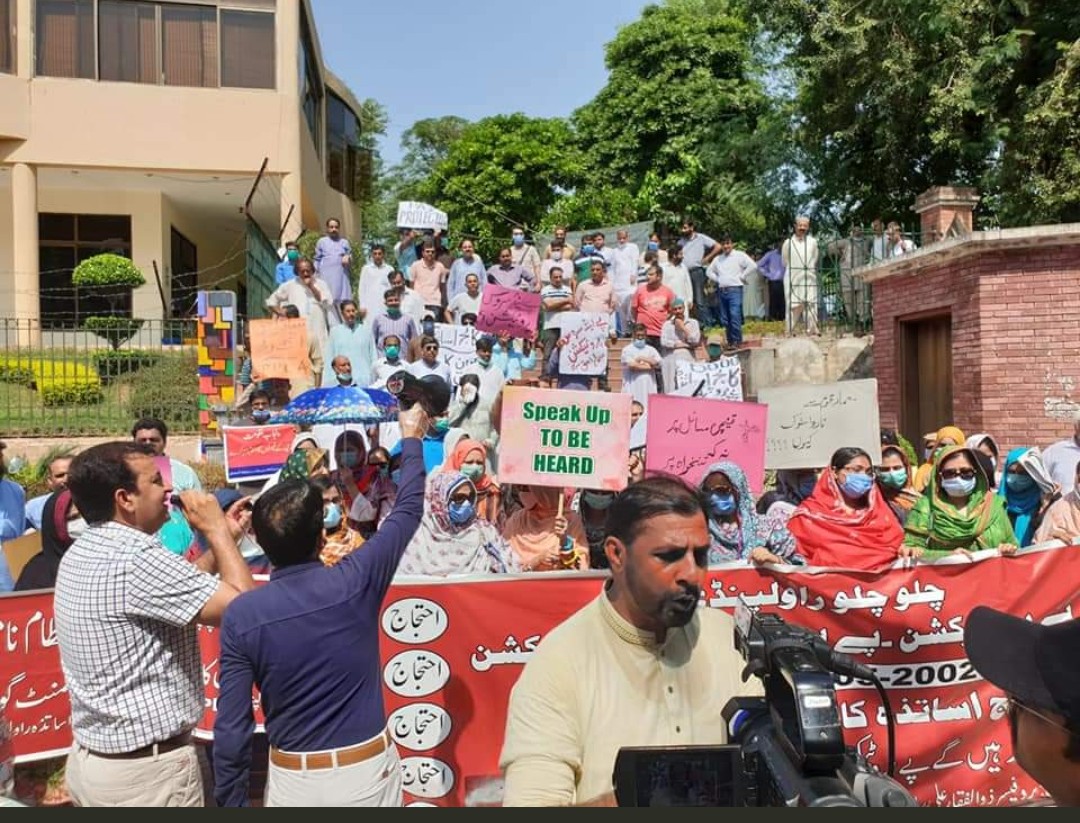 UsmanAliSGD's tweet photo. The Punjab government has refused to implement the court's decision. The Chief Justice should take notice of this alleged contempt of court.
#PayAndServiceProtection
#Protest_02_October
#میرا_حق_دو
@RajaYassir_PTI
@UsmanAKBuzdar
@ImranKhanPTI
@ChMSarwar https:// https://t.co/Kr7D05VGs0
