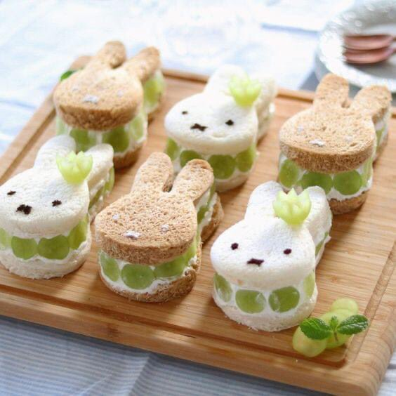 These fruit sandwiches are so cute