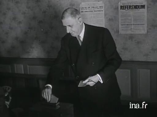 C’était il y a 62 ans, le 28 septembre 1958, à l'invitation du général #CharlesDeGaulle, les français votent par référendum pour une nouvelle #Constitution. 
Rédigée sous l'égide de #MichelDebré, elle marque la naissance de la #CinquièmeRépublique.