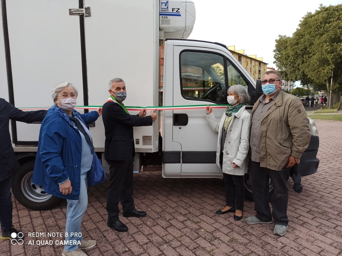 polmasi's tweet photo. Consegnato all'Emporio solidale il Sole il furgone comprato grazie anche al contributo di 20mila euro dei Soci Masi !! #polmasi #solidarietà #insiemesipuò https://t.co/2MrbnBknlc