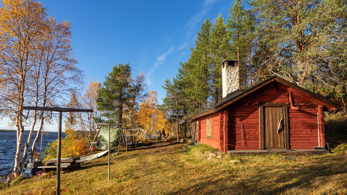 SailinFinland's tweet photo. In mid-September, #Lapland is all ablaze with the #fallcolors. Watch the colorful scenery and combine it with all kinds of #boating activities, in particular if you bring a small #dinghy, #canoe or #SUP-board. @Metsahallitus @OnlyInLapland @allaboutlapland #VisitMuonio https://t.co/pnhznse64e