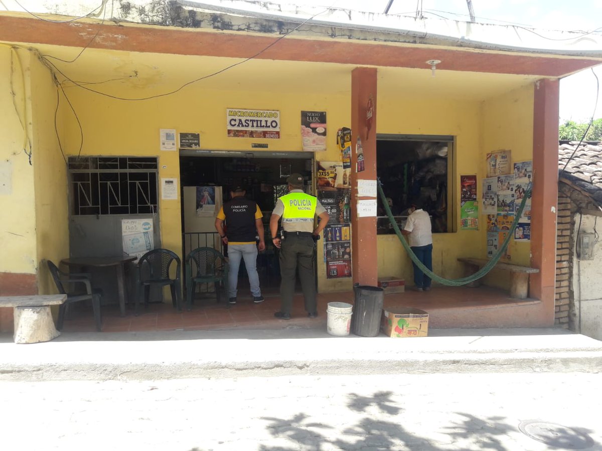 #Calvas | #EnLojaNosCuidamosTodos 

✅Comisario y <a href="/PoliciaEcuador/">Policía Ecuador</a> realizan operativos de control diurnos y nocturnos en comercios, licoreras, canchas públicas y privadas de la ciudad de Cariamanga, en el barrio Yunga y en la parroquia de El Lucero.