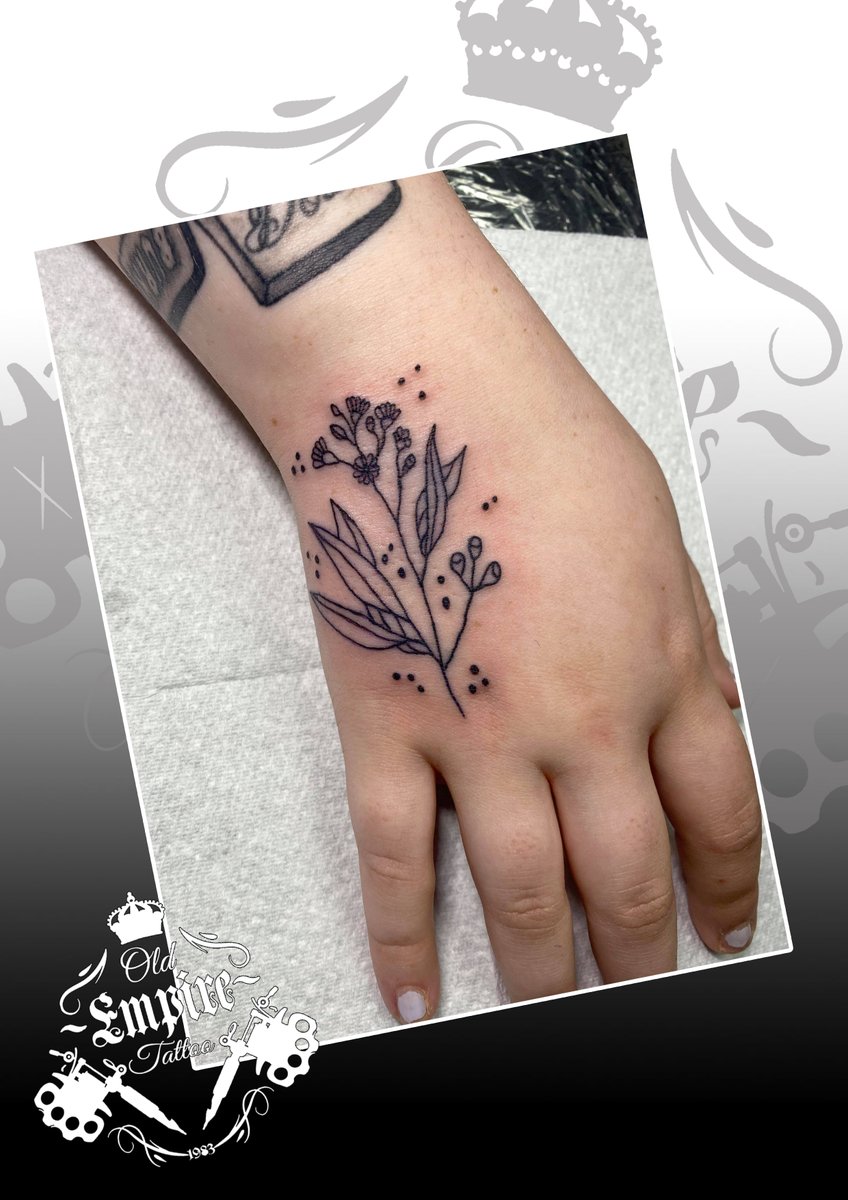 Delicate plant hand tattoo 🌱 
#feminine #femininetattoo #botanicaltattoo #botanicalart #tattooforgirl #inkedgirl #ilustrationtattoo #planttattoo #handtattoo #tattoo #tattoogirls #flowertattoo @OldEmpireTattoo