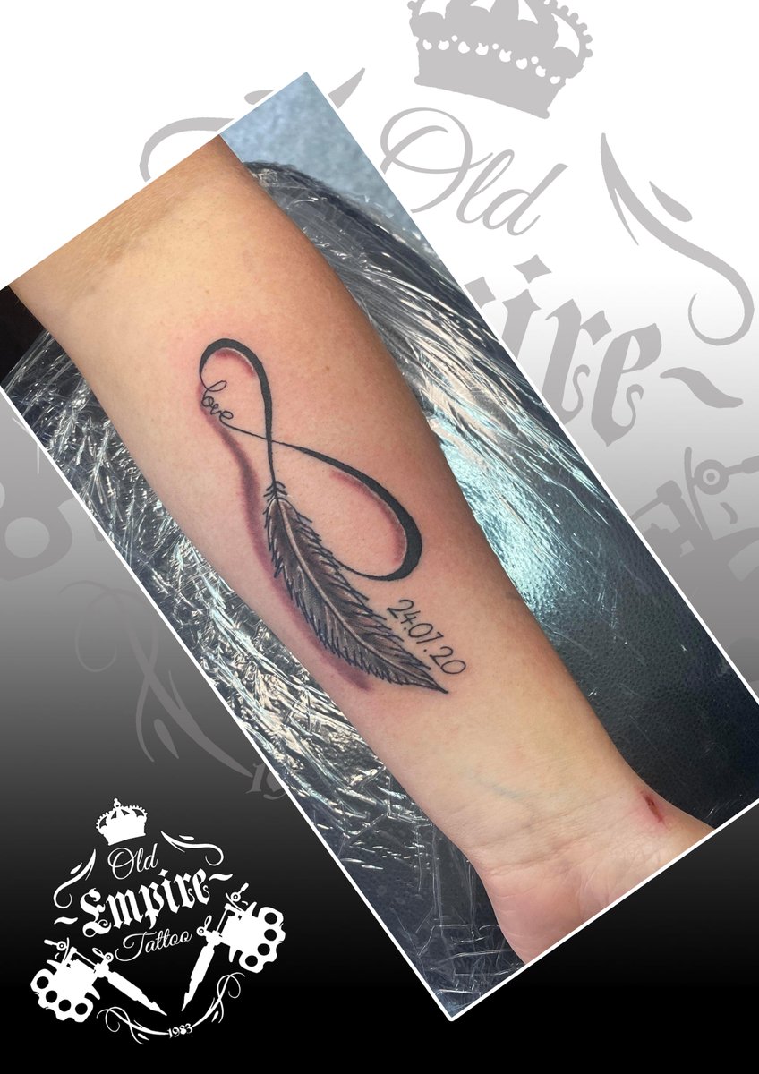 Can’t go wrong with a infinity tattoo  😊 
#infinity #infinitytattoo #infinitytattoos #infinitytattoodesign #tattoodesign #tattooideasforgirls #inkedlife #inkedmag #tattoo #tattoos #feathertattoo #feather @oldempiretattoo