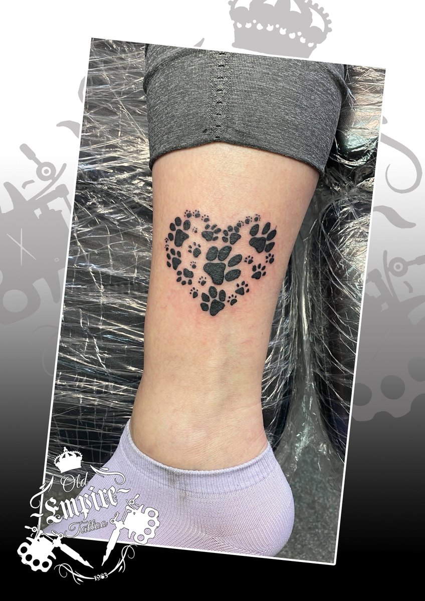 Sweet and different paw print heart 💖 
#girlswithtattoos #blackandgreytattoos #ink #dog #pawprint #art #tattooed #pawtattoo #blackandgrey #pawprints #pettattoo #tattooartist #tattoo #blackandgreytattoo #paw #blackwork #tattoos #smalltattoo #inked #dogtattoo @oldempiretattoo