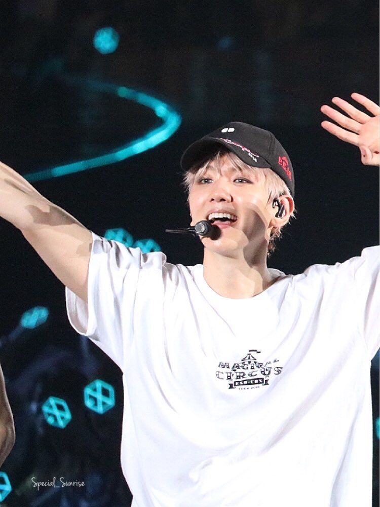 A thread of Baekhyun wearing a cap ( ◜‿◝ )♡