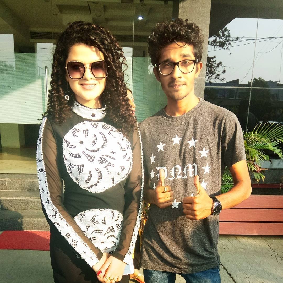 Palak Muchchal Ma'am😍😍

Her voice is more sweeter than choclate .

Blessed to share frame with her .

#palakmuchchal #indoriartist