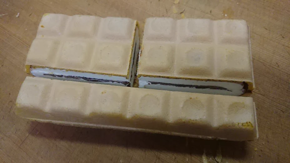 そう割るのか…！これは革新的なチョコモナカジャンボの三等分！