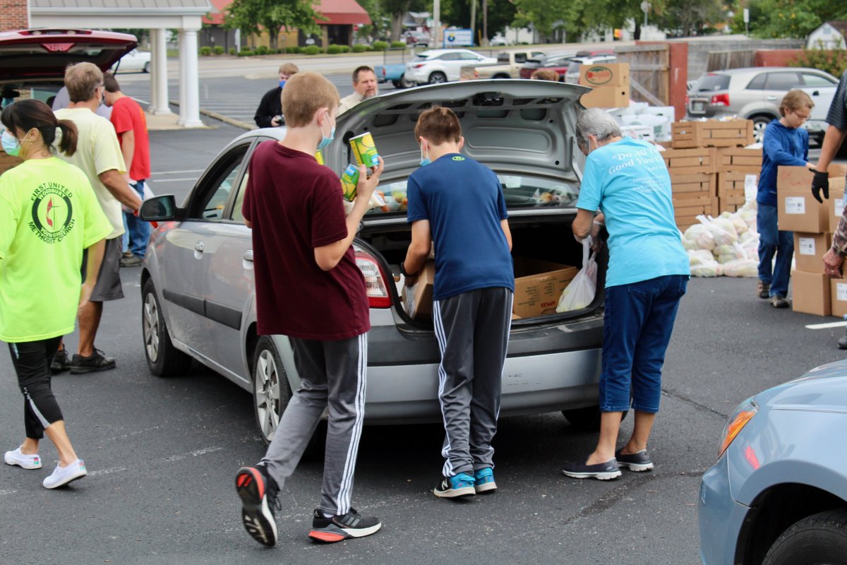 2HarvestMidTN's tweet photo. On #NationalNeighborsDay, we want to spotlight the amazing work our Partner Agencies and volunteers are doing out in the community every day for their own neighbors in need - including here at @FUMCWoodbury Mobile Food Pantry this past weekend in Cannon County. #HungerActionTN https://t.co/VJ34hWdANB