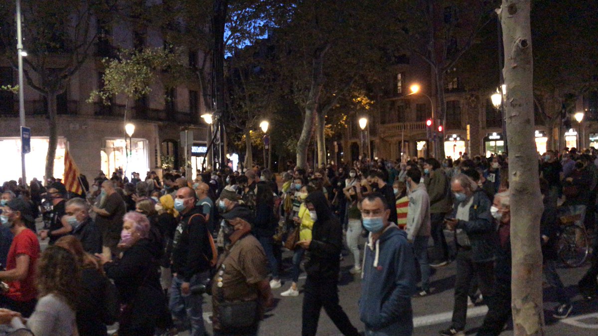 QuicoSalles's tweet photo. Ara crits “d’Urquinaona ho tornarem a fer” https://t.co/S7qbitzSRf