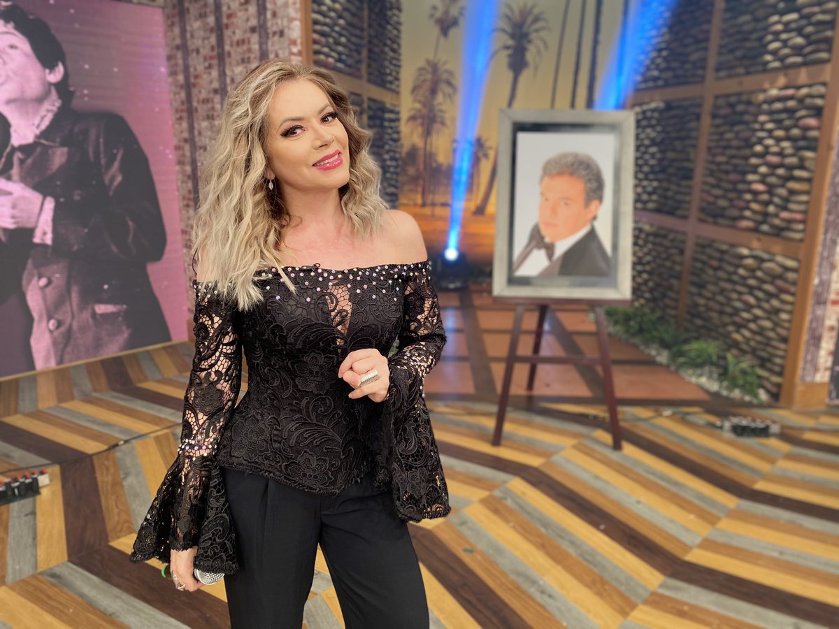 VengaLaAlegria's tweet photo. ¡Nuestra querida @AranzaOficial se une a este homenaje que hacemos en #VLA al gran Príncipe de la Canción, José José! 🙌🏻🕊🎤📺 #PidoUnAplauso #VLA https://t.co/IwdTHDFhIu