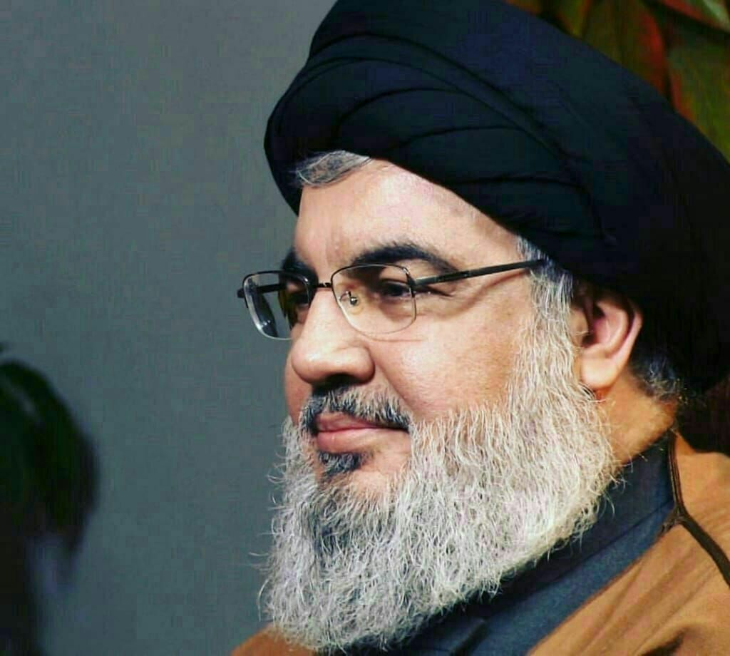 لما وضع السيد الشهيد محمد باقر الصدر " قدس سرّه " العمامة على رأس السيد حسن #نصرالله ،قال له:
 
"إنك ذو شأن عظيم ، وإني اشم فيك رائحة القيادة ، وأنك من أنصار الامام المهدي عليه السلام" 

بعهدك #لن_نخضع_لن_نجوع