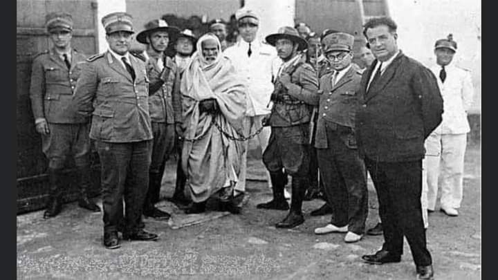 عمر المختار
جميع من في الصورة ماتوا .. إلا هو ؛ لازال العالم يذكره ..
صاحب الحق يعلو ، وإن أسقطته منصة الإعدام ..