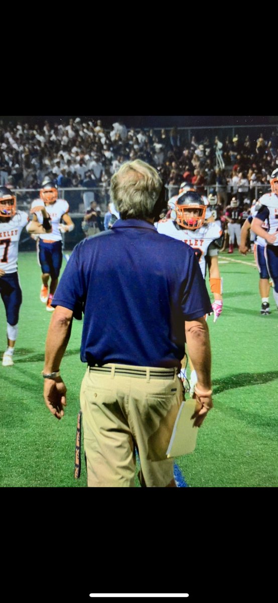 greeleyfootball's tweet photo. Alumni coach of the day Art Bonifati was a long time JV head coach and varsity assistant coach for the Quakers. Coach Bonifati brought 30+ years experience to the sideline and an unmatched knowledge of the 50 defense. The Orange and Blue had a lot of success during his years here https://t.co/yCIuFGheHh