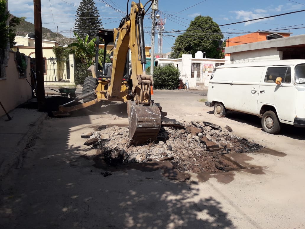 GuaymasInfraes1's tweet photo. #Entérate 👷🚧 | Personal de rutas urbanas realizan trabajos de corte y preparación de carpeta asfáltica dañada para su mantenimiento y conservación en avenida La Paz de la colonia Las Villas.

Atención ciudadana.

#GuaymasVa https://t.co/ElmpZBzyLY