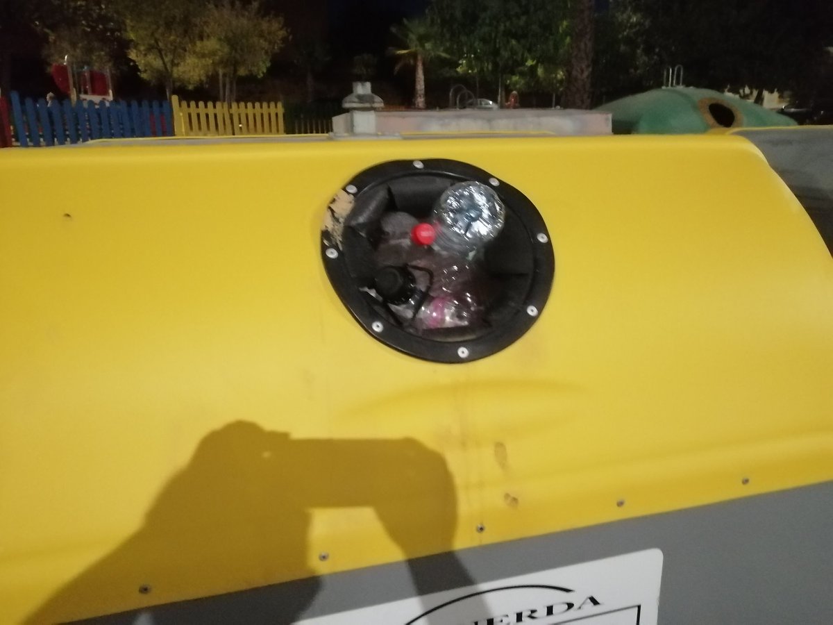 veldevelop's tweet photo. @AytoMairenalcor @Canal12Mairena
@Mairenaalcor  @ppmairena
Así es como están vuestras calles y no hacéis nada para evitarlo. Sois unos guarros y mucho pedir que reciclemos pero no recogéis lo suficiente https://t.co/oDE7y7akO2