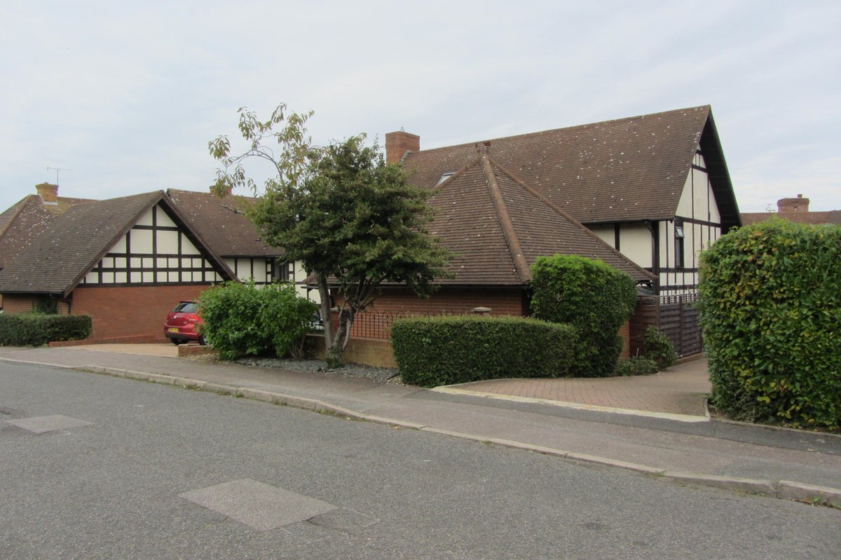 TimSkeltonMK's tweet photo. This week's trip to #TwoMileAsh in #MiltonKeynes takes us to the wonderfully exuberant scheme of houses for a local self-build group, designed by the marvellous (and sadly missed) #WaylandTunley https://t.co/UAkocSpNxM