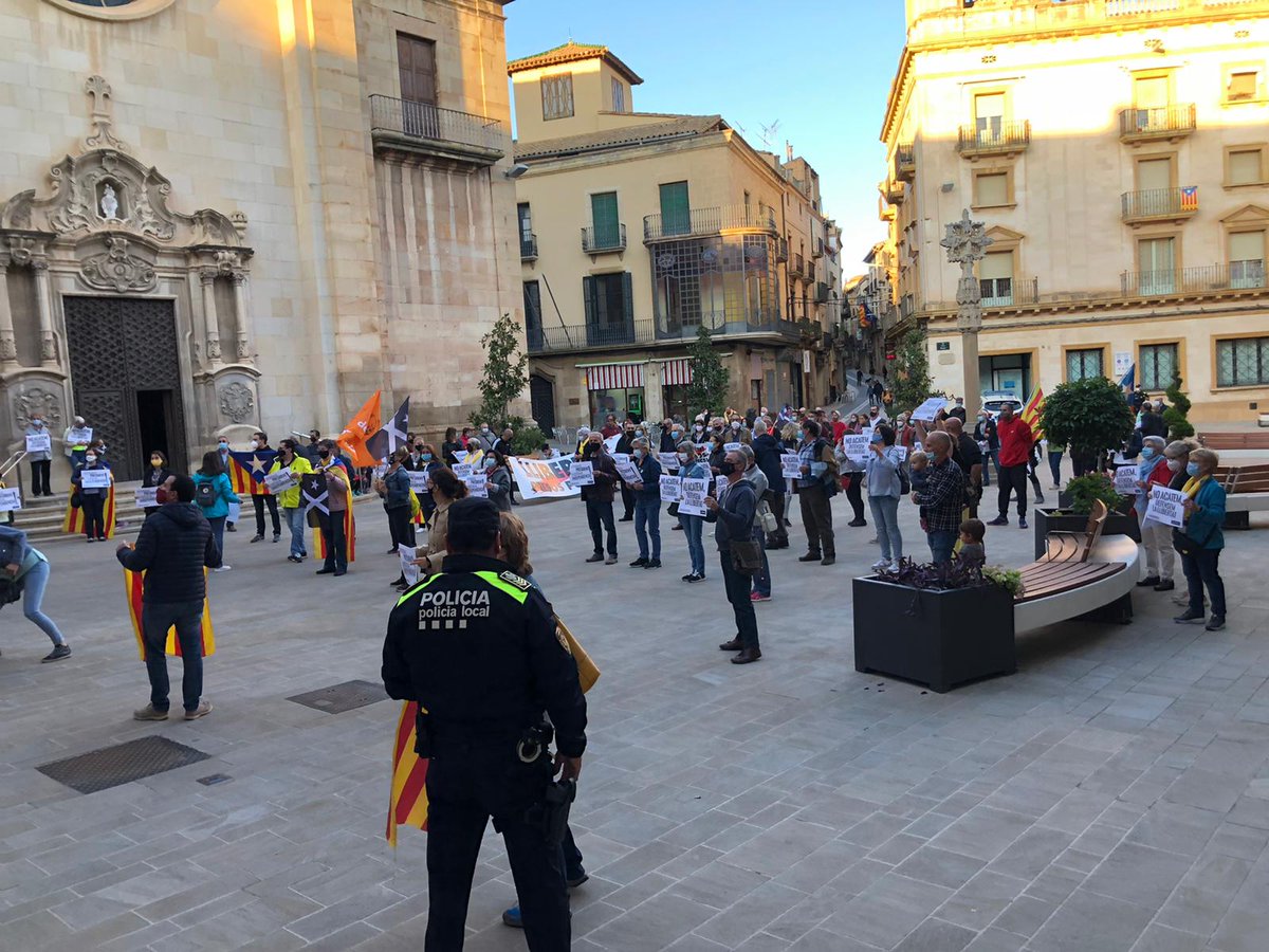 ANCtarrega's tweet photo. A #Tàrrega hem fet concentració de suport al MHPresident @QuimTorraiPla i de rebuig a la seva inhabiliració.
Gràcies a tothom per venir i al Ramón pel Cant dels Ocells amb @Luthiersedr #Stradiroures
#XarxaIndependència
#SuportMHPTorra
#NoAcatem
#Independència https://t.co/v2QRq7W2m8