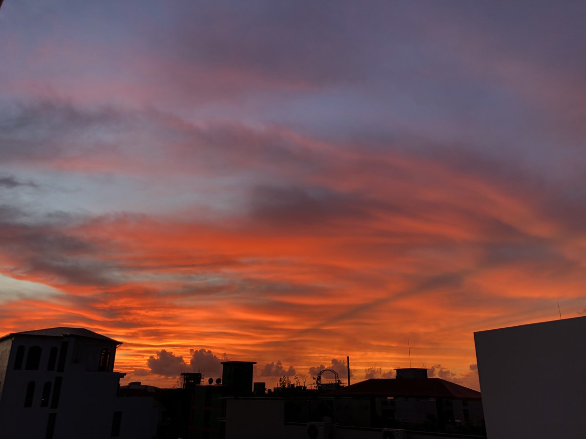 yumna_maumoon's tweet photo. What a fiery sunset tonight. 😍#sunsetphotography https://t.co/YuRnEUZEL7