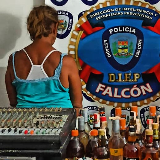 En Libertadores de América detenida ir el DIEP Coro una sexagenaria y adolescente implicados en el hurto de expendios de licores "Virgen de Fatima" Se trata de una mujer de 62 años de edad, residenciada en la Urbanización Libertadores de América  y un adolescente de 17 años.