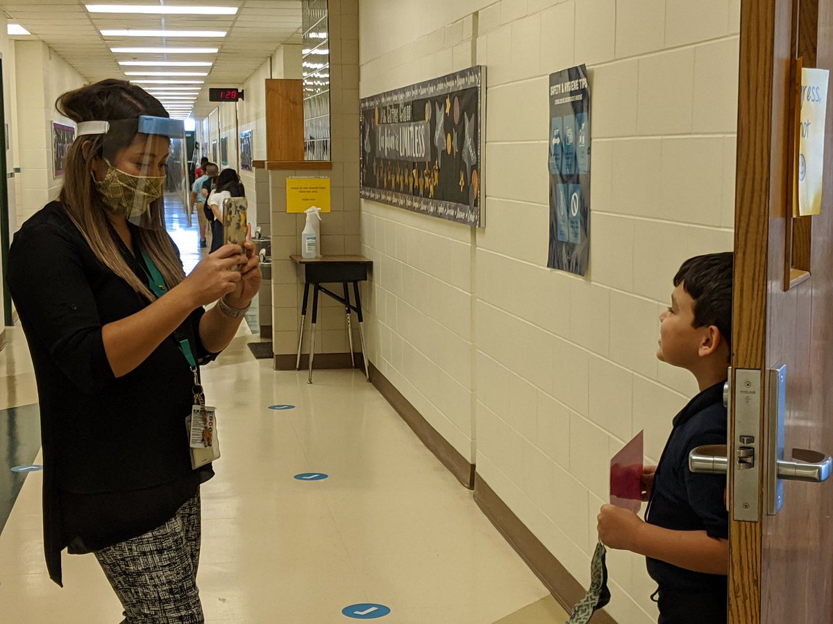 RaylChristine's tweet photo. Ms. Villarreal is capturing hearts while making a Keyes Tiger Cub's first day special!   @KeyesTigerCubs @IrvingISD https://t.co/75uhRaNl0T