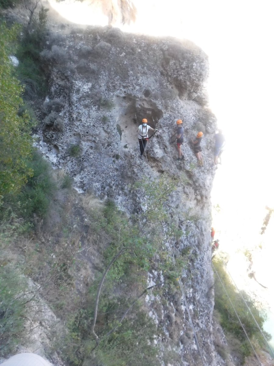 isa94__'s tweet photo. A veces hay que traspasar la barrera del miedo. 💪🏼🧗♀️
(Un poquito más de postureo de la Vía Ferrata del Ventano del Diablo con @GEAventura).
#VentanoDelDiablo #Cuenca https://t.co/RBhjZOHzJ9