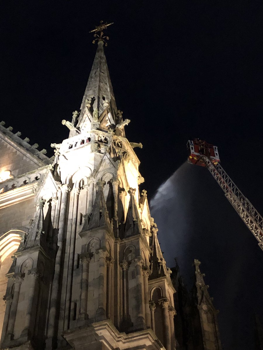 of56nicolas's tweet photo. Une lance en action derrière l’une des flèches de la cathédrale. #SDIS56 #Vannes #Morbihan 
@Ouest-France_56 https://t.co/UXS3yh5wty